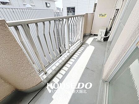 ■自然の光が差し込むバルコニーです♪■毎日の洗濯物もきれいに乾きそうですね!