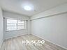寝室：■6．2帖洋室■白い壁とナチュラルな木目の床・建具の組み合わせがシンプルで落ち着いた雰囲気の室内です！