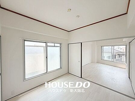 ■リビングのお隣、北側の洋室です。■こちらのお部屋は、書斎や趣味のスペースとしてもお使いいただけますよ！■間仕切り戸を開放すれば、隣のお部屋とつながる広々とした空間としてお使いいただけます♪