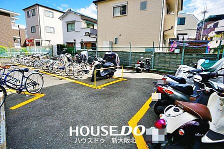 ■自転車だけでなくバイクも駐車可能！区画が分かれており、整理された使いやすい駐輪スペースです◎