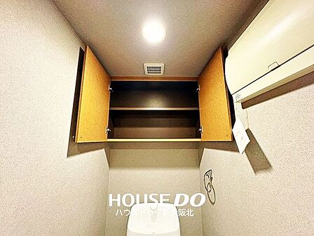 ■トイレにも嬉しい収納付き!■扉がついているのでトイレットペーパーのストックや掃除道具などもスッキリ収納できます!