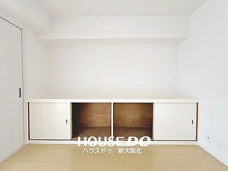 ■リビングにある収納はテレビ台として使用していただけます!飾り棚としてもお使いいただけますよ◎