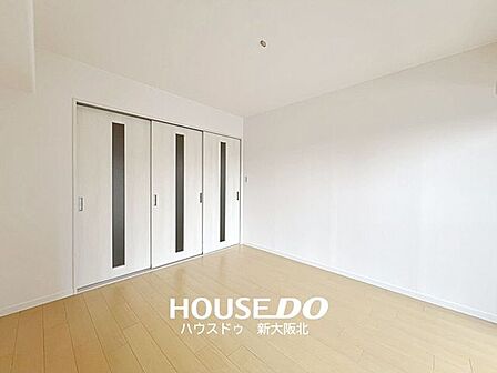 ■白い壁とナチュラルな木目の床・建具の組み合わせがシンプあルで落ち着いた雰囲気の室内です!■個室としても、リビングとつなげて広々とご使用いただくこともできます!
