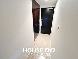 ■明るい色調でまとめられた、清潔感のある玄関！■押す・引くだけで開閉できるプッシュプルハンドルを採用！荷物を持っている時や、お子様を抱えている時にもスムーズに出入りできます◎