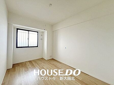■玄関入って左側の洋室です!■この洋室は6帖あるので、寝室としてもオススメです!■ダブルベッドを置いても十分な広さがあります!
