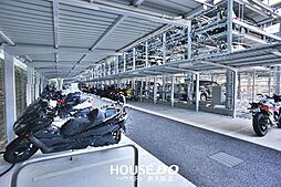 ■バイク置き場は平置きで場所が決められているため、スムーズに駐車できます！■屋根付きの為、直射日光・雨風を遮り大切なバイクが傷みません！