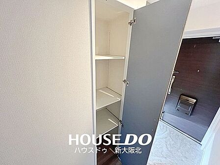 ■廊下にあると嬉しい収納庫♪日用品や掃除用品等ライフスタイルに合わせて収納できます！