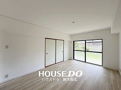 外観：■白を基調とした明るく開放的なリビングです♪■約17．4帖の広さがあるので家族みんなでゆったりとお住まいいただけます！