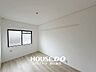 洋室：■子供部屋や寝室などにお使いいただける洋室が2部屋ございます！■この洋室は6帖あるので、寝室としてもオススメです！■ダブルベッドを置いても十分な広さがあります！