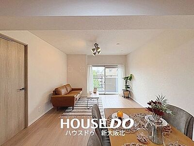 外観：■白を基調とした明るく開放的なリビング！ご家族との会話も弾みそうですね！■白はどのような色とも相性がいいので、お客さま好みのコーディネートをお楽しみいただけます！