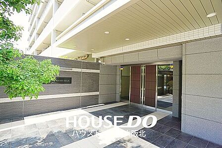■オートロック、防犯カメラ付きで防犯対策のされたマンションです!■周囲にはコンビニやスーパーなど、生活に便利な施設が充実!