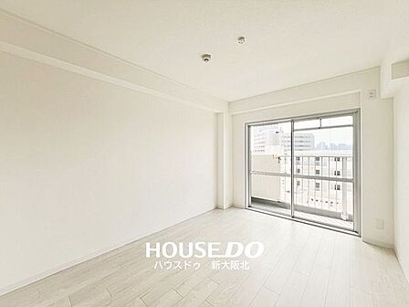 ■リビング横、バルコニー側洋室■この洋室は6帖あるので、寝室としてもオススメです！■ダブルベッドを置いても十分な広さがあります！