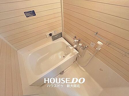 ■木目の暖かみのある浴室空間です!■追い炊き機能のリモコンが浴室内にあるのもうれしいポイント!■入浴中に冷めてしまったお湯も、ボタン一つでカンタンにポカポカのお風呂に!