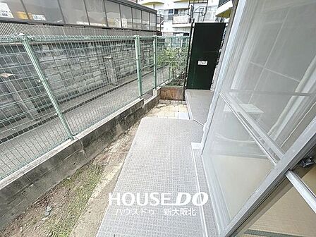 ■バルコニーと専用庭部分です!バルコニーとの間に塀がないため、縁側のような使い方もできそうですね!■フェンス部分を勝手口のように使用することもできそうです!