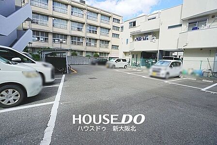 ■平面駐車場は高さ制限に悩む心配もないく、機械式のように出庫までの時間もかからない為とても便利ですよ!■駐車場の空き状況は常に変動していますので最新の空き状況をお調べいたします!