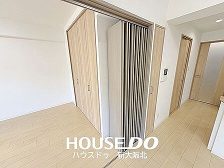 ■リビングと隣接する洋室の扉は開放状態にすることができます!■リビングと洋室の隔たりがなくとても快適に過ごせそうですね!