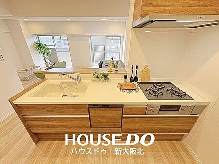 ■ご家族との会話が楽しめる対面式のシステムキッチン!■料理をしながらテレビを見たり、お子さまの様子を見守ることもできますよ!■毎日のお料理が楽しくなりそうですね!