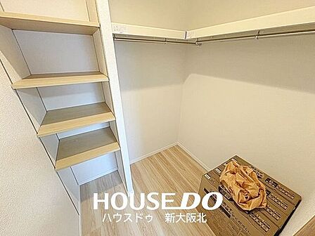 ■全居室収納付き!■奥行きのあるウォークインクローゼットは、洋服以外にもゴルフバックやスーツケースなどもすっきり収納できます!