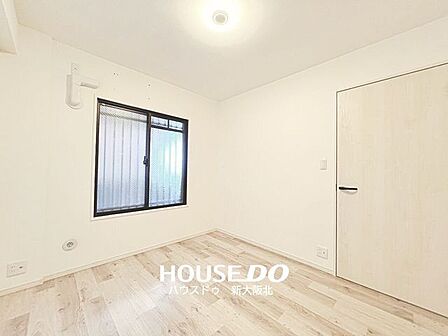 ■玄関から入って右手のお部屋です!■フローリングは、飲み物などをこぼしてもサッとひと吹きで汚れがとれるのでお掃除が楽々です!■小さなお子さまのいるご家庭でも安心ですね!
