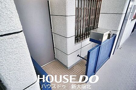 ■玄関前にはポーチがあるので趣味のアウトドア用品などを置くのに役立つスペースです♪