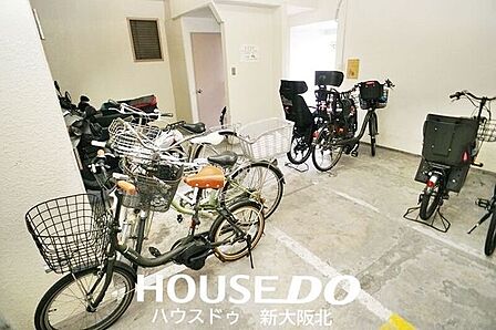 ■自転車とバイク置場には屋根があるので雨の日でも濡れずに室内へ移動できます!
