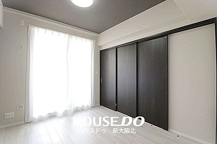 ■バルコニーに面した6帖洋室■引き戸はドアに比べてデッドスペースができにくく、空間を無駄なく使うことができます！■家具のレイアウトもしやすいですよ！