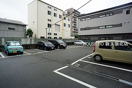 ■広々とした平面駐車場！■駐車場の空き状況は常に変動していますので最新の空き状況をお調べいたします！お気軽にお問い合わせください！