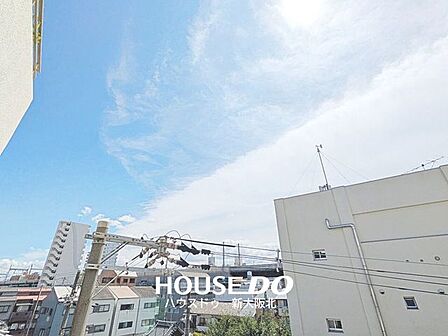 ■目の前を遮る建物がないため、自然の光がしっかりと差し込む気持ちの良いバルコニーです♪