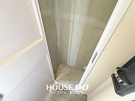 ■玄関外にはトランクルームがございます!■趣味のアウトドア用品などを収納していただけます!