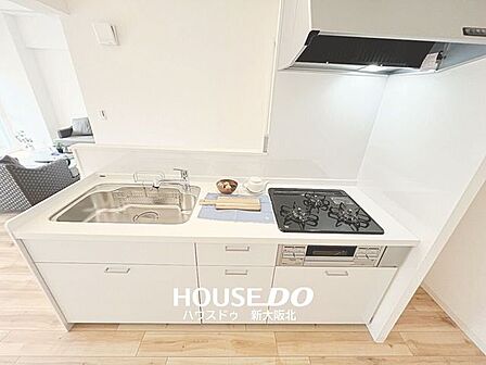 ■明るく清潔感のあるキッチンスペース♪収納も備え、調理器具などをすっきり整理できます！■3口コンロ付きで同時調理もしやすいキッチン♪毎日のお料理もスムーズです！