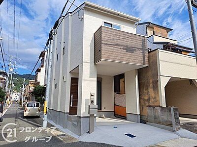 外観：静かな住宅街にたたずむ重厚感あるお家。落ち着いた色合いが素敵ですね。