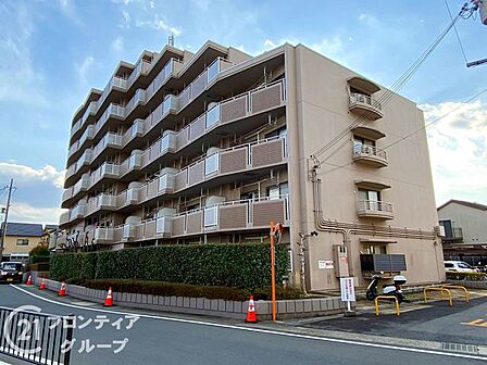 シンプルながらも存在感のあるマンション外観は、住む人を魅了し、日常に特別な時間をもたらします。都会的なデザインが魅力で、住む人に誇りを与える空間です