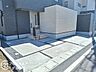 駐車場：ゆったりとした駐車スペースにはハイルーフ車の駐車も可能です。