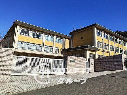 京都市立春日丘中学校 徒歩15分。 1230m