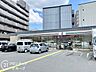 周辺：セブンイレブン高辻葛野西通店 徒歩12分。 960m