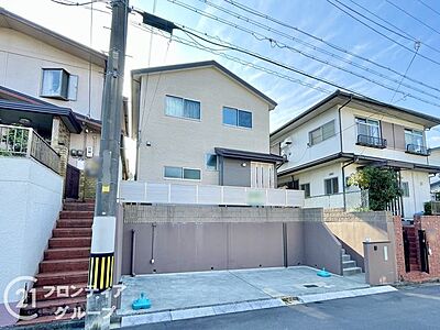 外観:シンプルなデザインの外観は、どこか懐かしさを感じさせる魅力的な佇まいです。温かみのある住まいを提供します。 外観:シンプルなデザインの外観は、どこか懐かしさを感じさせる魅力的な佇まいです。温かみのある住まいを提供します。