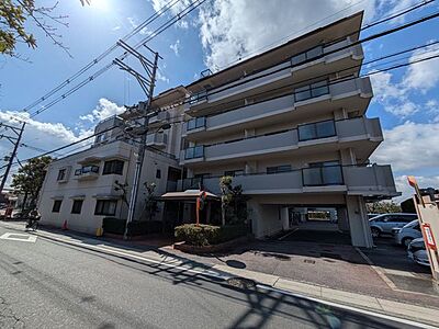 外観:シンプルながらも存在感のあるマンション外観は、住む人を魅了し、日常に特別な時間をもたらします。都会的なデザインが魅力で、住む人に誇りを与える空間です。 外観:シンプルながらも存在感のあるマンション外観は、住む人を魅了し、日常に特別な時間をもたらします。都会的なデザインが魅力で、住む人に誇りを与える空間です。