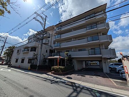 シンプルながらも存在感のあるマンション外観は、住む人を魅了し、日常に特別な時間をもたらします。都会的なデザインが魅力で、住む人に誇りを与える空間です。
