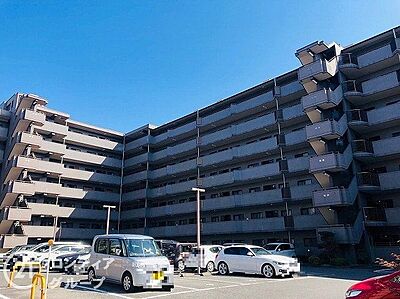 外観：シンプルながらも存在感のあるマンション外観は、住む人を魅了し、日常に特別な時間をもたらします。都会的なデザインが魅力で、住む人に誇りを与える空間です。
