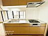 キッチン：対面式キッチンで、ご家族とお話しながらお料理ができる楽しい空間です