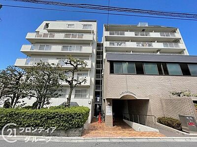 外観:シンプルで洗練されたマンション外観は、住む人のセンスを引き立て、落ち着いた雰囲気を提供します。都会的なデザインが魅力で、住む人に誇りを与える空間です 外観:シンプルで洗練されたマンション外観は、住む人のセンスを引き立て、落ち着いた雰囲気を提供します。都会的なデザインが魅力で、住む人に誇りを与える空間です
