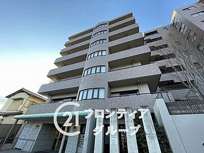 外観:機能性とデザイン性を兼ね備えたマンション外観は、住む人に快適な生活を提供します。スタイリッシュなデザインが魅力で、日々の生活に彩りを添えます 外観:機能性とデザイン性を兼ね備えたマンション外観は、住む人に快適な生活を提供します。スタイリッシュなデザインが魅力で、日々の生活に彩りを添えます