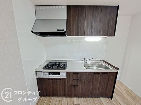 収納が充実しており、キッチン用品をすっきりと整理できる便利な空間です。