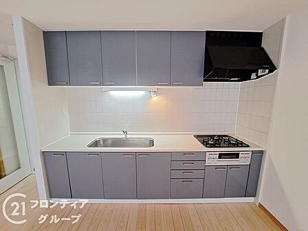 3口コンロ付きのキッチンは、調理の効率が良く、同時に多くの料理を作れる便利で機能的な空間です