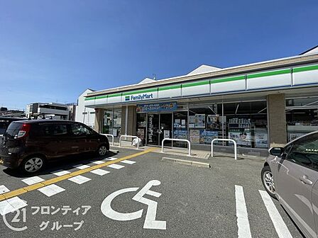 ファミリーマート吉祥院東前田店 徒歩9分。 700m