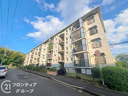 青空に美しく映える洗練された佇まいが住まう人の誇りを満たしてくれます。周辺の緑とも調和するスタイリッシュな外観デザインはいつ見ても惚れ惚れしてしまいますね!