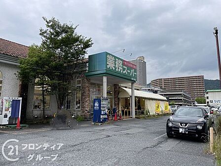 業務スーパー西大津店 徒歩3分。売り場が広く天井も高い解放感ある業務スーパーは、野菜やお肉がお得でとっても便利。駐車場が広く、国道沿いにあるので車の行き来もスムーズです♪ 200m
