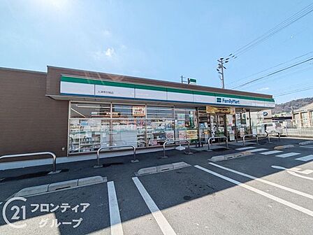 ファミリーマート大津茶が崎店 徒歩2分。 200m
