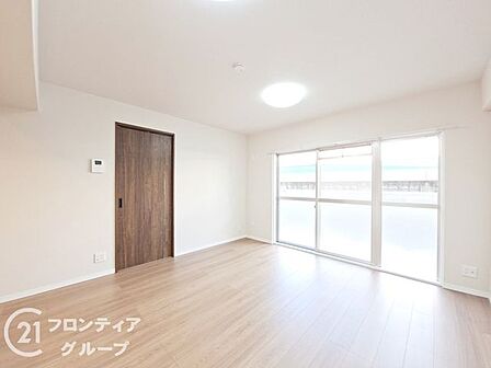 リフォーム済み！システムキッチン（食洗機新設）・ユニットバス・洗面化粧台・トイレ新規交換、全室クロス・床材貼替、建具交換・配管更新。朱雀中学校まで徒歩約4分のマンションです