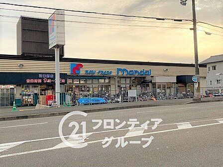 万代羽束師店 徒歩14分。 1100m